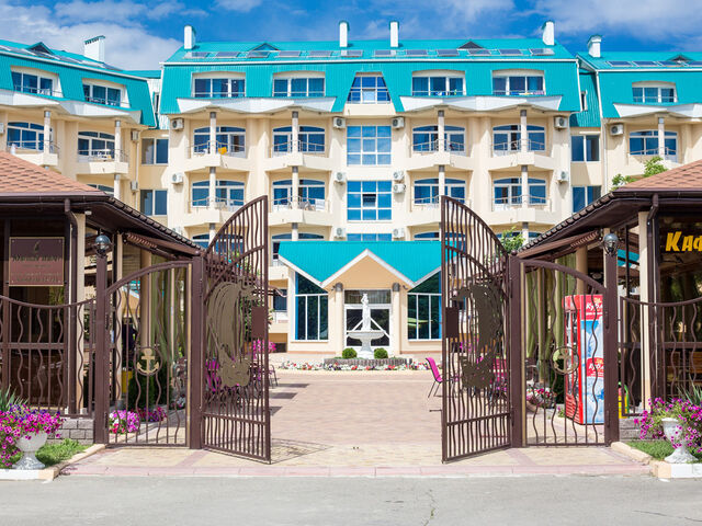 Южный Парус, Пансионат
