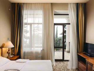Улучшенный 2-местный 1-комнатный (корпус Классик) — номер в отеле Riviera Sunrise Resort&Spa, Алушта