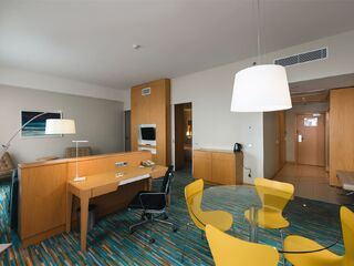 Люкс 2-местный 2-комнатный (корпус Модерн) — номер в отеле Riviera Sunrise Resort&Spa в Алуште